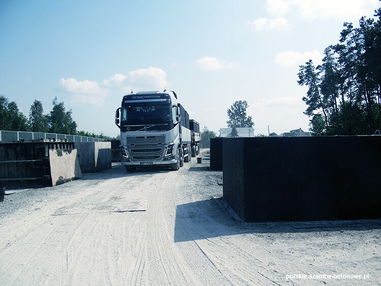 Transport szamb betonowych  w Nowogrodźcu